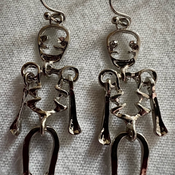 ‼️BOGO SALE‼️💀👻🎃 SHEIN Halloween Spooky Silver Dangly Skeleton Earrings - Picture 5 of 6
